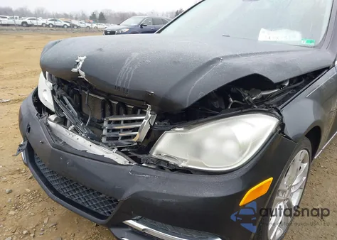 2013 Mercedes-Benz C 300 Luxury 4Matic z USA, uszkodzony, nr VIN WDDGF8AB1DR282958